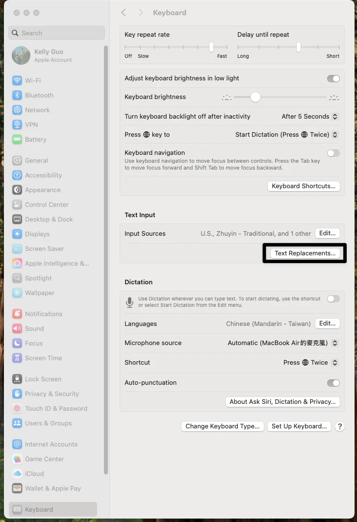 macOS 系統設定的鍵盤頁面，文字輸入區塊裡的「文字替代」按鈕